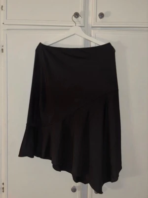 Snedskuren svart kjol - Säljer en kjol från H&M(divided) som inte kommit till användning. Storlek M