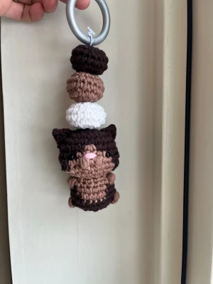 Virkat barnvagnshänge  - Virkat barnvagnshänge med en katt i bruna nyanser💞
