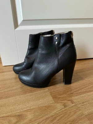 Boots med klack - Boots med klack. Storlek 36, sparamt använda. 
