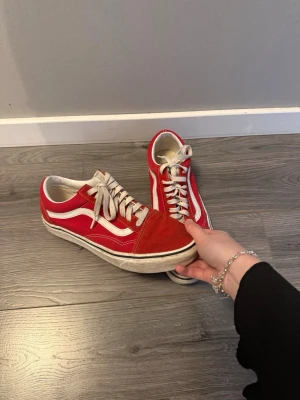 Röda Vans skor  - Röda Vans skor i mycket bra skick förutom lite smutsig sula vilket går att torka bort (enbart yt-smuts). Strl 40, men passar är 39/39,5. Otroligt snygga🤩