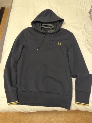 Fred Perry hoodie - Knappt använd. Nyskick