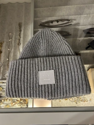 Grå acne mössa - Säljer denna mössa från acne studios 