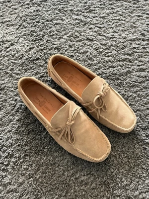 Car Shoe mockasiner  - Extremt snygga mockasiner från märket Car Shoe i storlek 7 så cirka 41-41 1/2. Dessa är använda 1-2 gånger alltså är dom i princip nyskick. Nypris ligger på cirka 7500kr