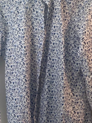 Blommig skjorta från Stenströms - Snygg vit skjorta från Stenströms med blått blommigt mönster. Skjortan är i bomull och har en fitted body-passform. Perfekt för dig som vill sticka ut med stilrena detaljer och fräsch design. Ny!