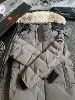 HELT NY Canada Goose dunjacka – Graphite – oanvänd med tags - Säljer en helt ny och oanvänd dunjacka från Canada Goose i färgen Graphite. Alla originaletiketter sitter kvar och jackan är aldrig använd.  Exklusiv, stilren och mycket varm vinterjacka med luva, hög krage och ikonisk patch på ärmen. Perfekt för vintern och en tidlös jacka som håller i många år.  • Skick: Helt ny, alla tags kvar   • Färg: Graphite (mörkgrå)   • Passform: Normal    Hör av dig vid seriöst intresse.