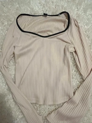 Beige tröja - En begie oanvänd tröja från SHEIN 