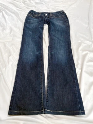 Mörkblå superlågmidjade vintage jeans  - Sååå sjukt snygga superlågmidjade vintage jeans! Raka i modellen!  