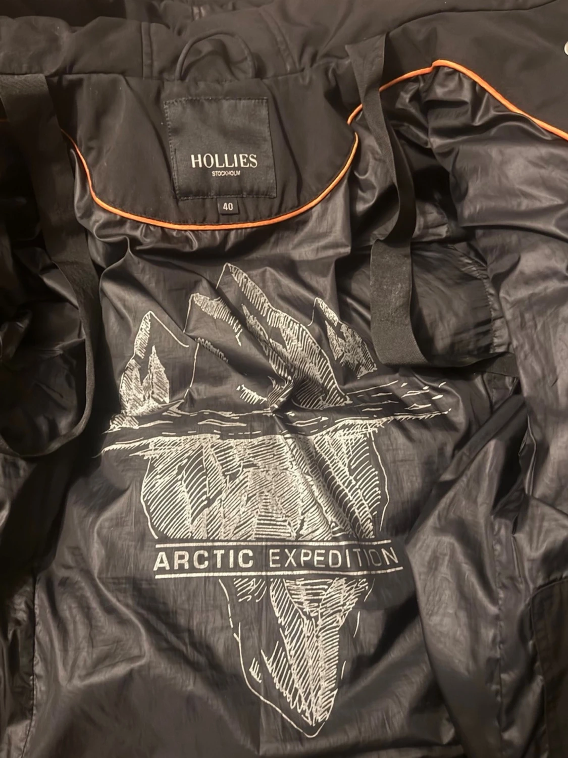 Svart dunjacka med pälskrage från Hollies - 3