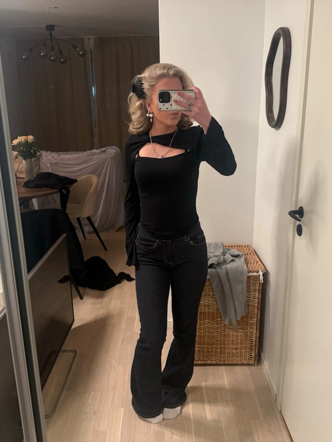 Svart långärmad topp med cut-out - 2