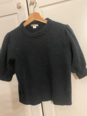 Blå stickad tröja från Gina tricot  - Mysig svart stickad tröja från Gina tricot med puffärmar och rund halsringning. Är i 164/158 men passar som s/xs