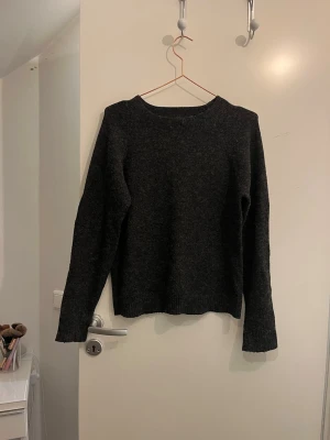 Mörkgrå stickad tröja - En fin stickad tröja som är mörkgrå och den är använd 2 gånger typ, den är i bra skick inga hål eller skador.