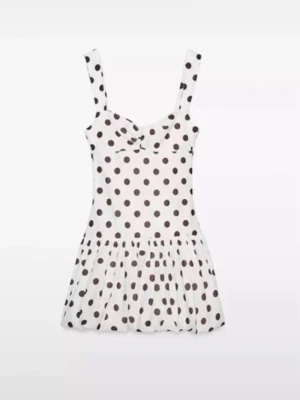 Prickig klänning Zara  - Supersöt vit kortklänning med svarta prickar i storlek S. Använd fåtal gånger och inga defekter 💗