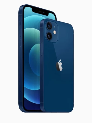 iPhone 12 - Snygg blå iPhone 12 med platt design och dubbla kameror på baksidan. Telefonen har en stor skärm med tunna kanter och Apples klassiska logga i silver på baksidan. Tillverkad i glas och aluminium för en premiumkänsla.
