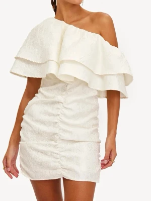 Vit klänning  - SÖKER denna klänning. Jag vet inte märket men köper gärna om någon har den till salu 💕Helst strl 38 men 36 kan funka beroende på hur den är i storleken. 