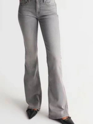 Grå bootcut jeans med hög midja - Snygga grå jeans med bootcut passform och mid waist. Jeansen har klassiska fem fickor och är tillverkade i ett mjukt denimtyg med lite stretch för extra komfort. Perfekta för en trendig och avslappnad look. Godkänner alla prisförslag så lägg ett💓💓