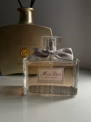 Miss Dior Eau de Parfum - Miss Dior Eau de Parfum från Dior i 150ml, Köpt från dior för 2425, använd max 5 gånger då jag har tröttnat på doften ca 145ml kvar 