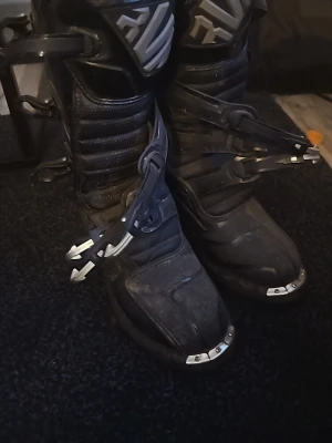 Cross skor - Raven cross skor. Köpt för 2 år sedan och andvänt 2 gånger. Storlek 44