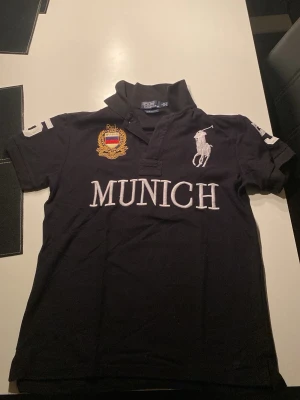 Chief keef Munich  - Chief keef polo med Munich text i storlek S. Har bara testat tröjan men den var för liten.  Pris kan diskuteras👍 hör av dig!!