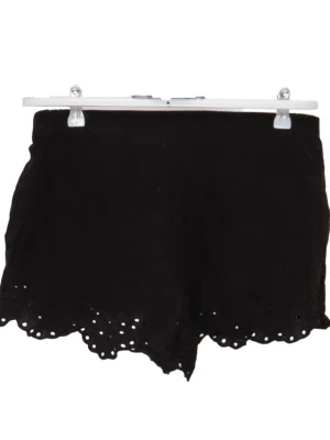 Svarta shorts med broderad spetskant - Superfina shorts från HM med spetts nedtill, säljer då de tyvärr är förstora för mig💞 kom privat för fler frågor. Storlek 36-38 !PRIS KAN DISKUTERAS!
