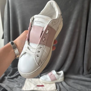 Valentino open skor - Valentino open skor | orginalstorlek: 37,5 men sitter ofta lite stort, fråga om innermått vid osäkerhet kring passform | ingår: Dustbag | fraktar spårbart eller möts upp i Täby 