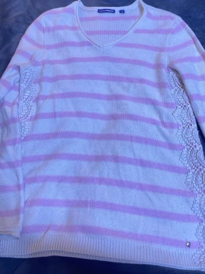 Randig tröja  - En randig tröja med detaljer. Den är fint skick. Om du har frågor så är det bara att fråga.☺️