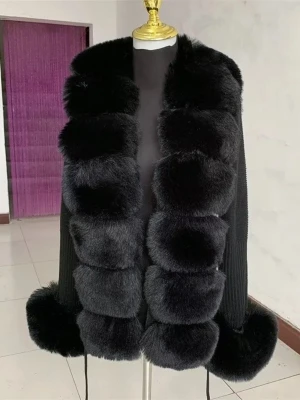 Svart pälscardigan  - Säljer en svart pälscardigan med breda, fluffiga paneler framtill och på ärmsluten. Jackan har en lyxig look och är gjord av mjuk fuskpäls. Perfekt att styla över en tröja för en trendig outfit. Passar dig som gillar att sticka ut och vill ha något riktigt cozy.