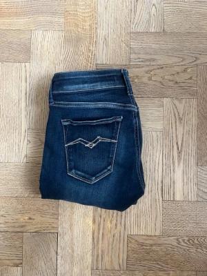 Replay  - Mörkblå jeans från Replay i mycket bra skick. Endast använda några gånger. Slim modell med stretch som sitter snyggt och är bekväma. Nypris ca 1199🙌