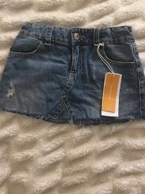 blå jeanskjol från gina - Snygg blå jeanskjol från gina. Storlek 146. Fick aldrig användning av den. PostNord prioriteras