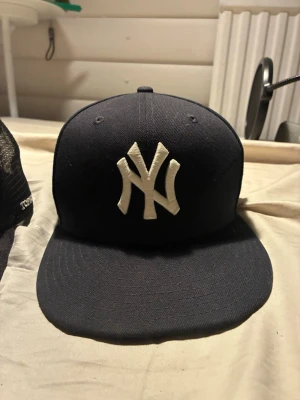 59fifty baseball keps New York  - 50kr för den blåa velvet kepsen (nypris=400kr) 180kr för 59fifty kepsen (storlek 55,8cm) (nypris är 500kr) 120kr för svarta tophood velvet keps (nypris=500kr). Kom med bud och frågor i PM! Eller alla för 265kr!