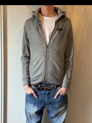 Abercrombie&fitch zip  - Säljer en snygg zip tröja ifrån abercrombie&fitch. Den är i storlek M och har ett riktigt skönt material. Tröjan passar till vintern ❄️ våren 🌸 sommarn ☀️ och hösten 🍁vi säljer tröjan till ett super pris endast 300 kr 