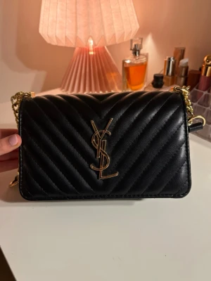 Ysl väska  - Ysl liknande väska i perfekt skick. Svart med gulddetaljer❣️