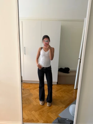 Mörkblå bootcut jeans från Gina Tricot - Säljer ett par mörkblå bootcut jeans från Gina Tricot❤️ Säljs pågrund av att de är på gränsen till att vara för korta enligt min åsikt!