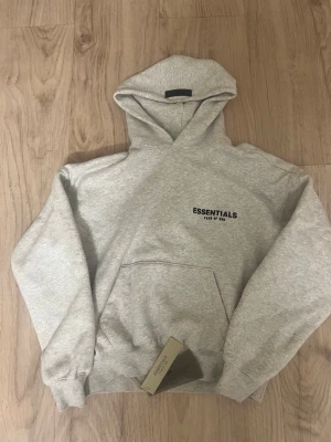  Essentials hoodie - Snygg ljusgrå hoodie från Essentials Fear of God. Säljer den för att jag inte tycke om färgen på mig. Jag har bara haft den på mig hemma och Priset kan diskuteras och sänkas. även om storleken är xxs så passar de xs och till och med vissa som har S. 