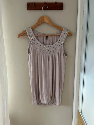 Linne med nitar - Linne med nitar i guld och silver.