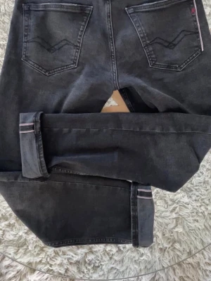 Selvege Replay Jeans - Selvedge Jeans Från Replay  Ett par ovanliga Replay jeans i selvege tyg. Modell Grover i storlek 28, men sitter betydligt större. (Passar mig som vanligt har 32)  Skick: 9/10 Nyskick. Ingen ”Fade” än då de är nya.   Mått: •Midja: 38cm (Stretchar till ≈43cm) •Ytterben: 99cm •Inneben: 74cm  Detaljer •Stretch Selvedge tyg •Knappgylf •Selvedge detalj på fram/bakficka.   