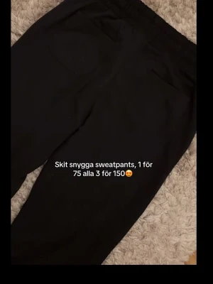 Svarta mjukisbyxor  - Säljer ett par svarta mjukisbyxor med två stora fickor framtill. Perfekta för chill dagar och riktigt sköna att ha på sig. Klassisk rak passform och mjukt material som känns nice mot huden.