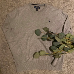 Ralph Lauren Crewneck  - Säljer denna riktigt fina Ralph Lauren crewnecken för ett riktigt fint pris, använd väldigt sparsamt inprincip nyskick, priset kan diskuteras. Bara att skriva vid minsta lilla fundering🤝Perfekt för våren.