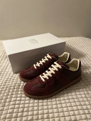 Maison Margiela gats - Ett par mörkblåa Maison Margiela gats i storlek 43. Säljer då dom tyvärr var för stora för mig, kvitto finns! Tveka inte på att höra av dig vid frågor eller prisförslag! Fraktar samma dag!✅