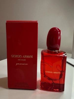 Giorgio Armani Red Musk Passione EdP - Giorgio Armani Red Musk Passione Eau de Parfum. Helt ny 50 ml flaska, endast 5 sprut tagna. Ingen kvitto då detta va en present. Köpt på Arlanda. Ett kap för någon som älskar musk i parfymer! 