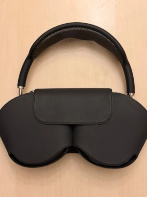 Apple AirPods Max  - Kvitto finns Snygga Apple AirPods Max i svart med stilren design och mjuka öronkuddar. Bygeln är vadderad med mesh för extra komfort och kåporna är i aluminium. Medföljer smart skyddsfodral. Perfekta för dig som vill ha grymt ljud och modern look.