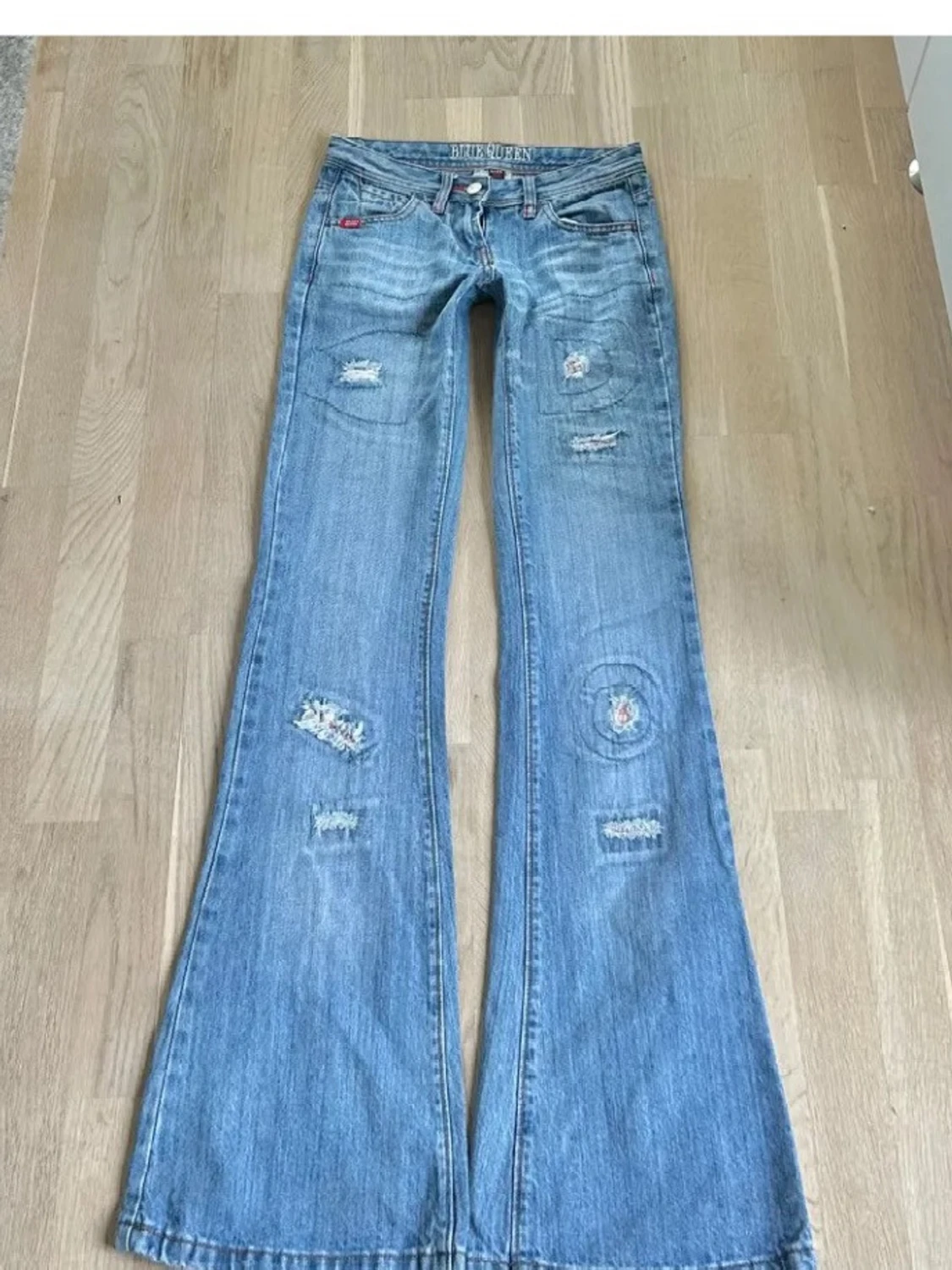 Ljusblå slitna bootcut jeans - 1