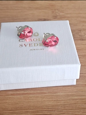 Caroline Svedbom Petite Earrings Rhodium Rose Peach - 1 par Petite Drop Earrings Rhodium i färgen Rose Peach från Caroline Svedbom. Dessa örhängen är i nyskick och ask medföljer