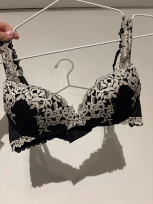 Svart intimissimi bh (push up) - Säljer min intimissimi bh då den inte kommer till användning. Den är lite nopprig på insidan (syns på sista bilden) annars är den i bra skick.❤️priset kan diskuteras 