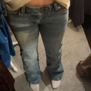 Blå bootcut jeans - Säljer ett par blå bootcut jeans med snygg broderad detalj på bakfickan och låg midja. Knappast använda. säljer för jag använder de för sällan 💓