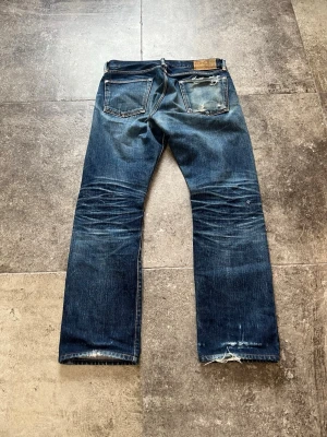 Vintage Double RL Jeans - Flared - tjääääna! nu säljer jag någ en av de fetaste paren jeans jag någonsin sett, ett par double RLs i storlek 32/32 men några helt störda honeycombs!🫡 Det här paret KOMMER att vara ditt fetaste par🥹 Finns några lagningar och ett hål på knäet som jag valde att inte laga då det var snyggare med det kvar på👏 tveka inte på att skriva ifall ni har frågor😉