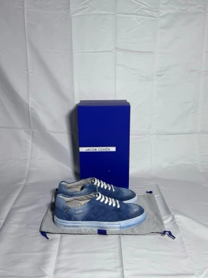 Blå sneakers från Jacob Cohën - Jacob Cohën Dreamer Storlek: 44,5 Vad som ingår: Allting Orginalt Pris: 2799kr Etc: Priset Ej hugget i sten