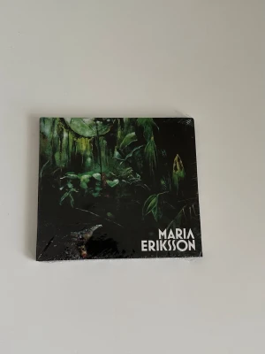 CD: Stjäl det du behöver - Maria Eriksson - CD-album, helt NYTT i oöppnad förpackning, med Maria Eriksson. Skivan heter "Stjäl Det Du Behöver" och innehåller 10 låtar. Låtlistan inkluderar "Stjäl Det Du Behöver", "Ljus I Gråa Dagar", "Det Finns En Plats", "Värld Av Glas", "Minns Att Du Var Ett Barn", "Nattdjur", "Vad Du Än Säger", "Som Om Alla Klockor Ringer", "Hund" och "Fotsoldat".  Skickas mot porto, kan även hämtas i Stockholm.