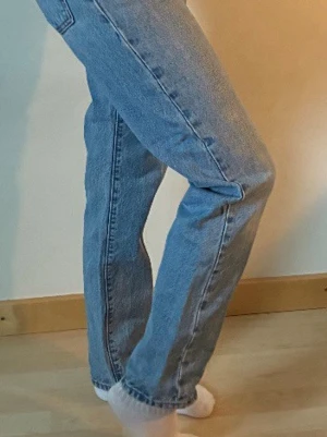 Ljusblå raka Levi’s jeans - Superfina blå mid waist Levi’s jeans, säljer då de inte kommer till användning längre.   Modell: Middy Straight i storleken 25  Mått står i bild 4. Jag är 165cm lång.