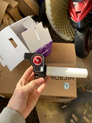 Snabbgas v2 röd  - Säljer en svart och vit gasrulle från SDTR Racing med röd detalj. Perfekt för dig som vill uppgradera din moped eller cross. Tillverkad i plast och metall, enkel att montera på styret. Den är helt ny och aldrig suttit på en moped. Den passar alla modeller. Man får ej med sig gasvajer men det behövs ej om du bara sätter på den på den gasvajer som är på din moped just nu 