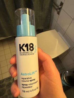 K18 AstroLift Volymspray - AstroLift reparative volume spray från K18 är en volymspray för håret som ger fyllighet och reparerar. Flaskan är vit med blå spraydel och genomskinligt lock. Innehåller 118 ml och passar perfekt för dig som vill ha extra volym och vård till håret.
